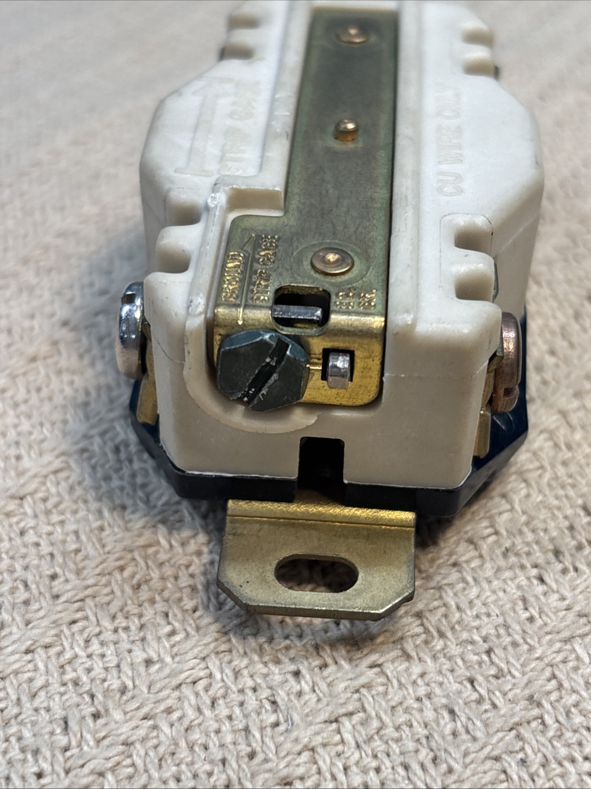 Hubbell HBL2510 Twist Lock Receptacle, 20A 120/208V, 3 Phase – NOB