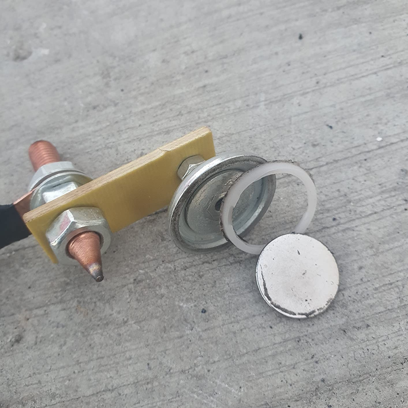 Versatile Magnetic Welding Clamp – Strong Grip for Flat or Curved Surfaces