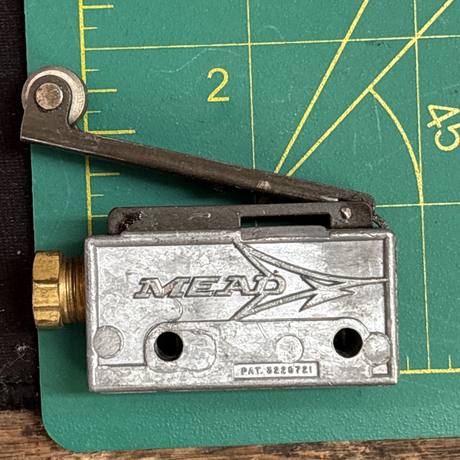 Mead MV-75 Micro-Line 3-Way Roller Lever Pneumatic Valve Body Only
