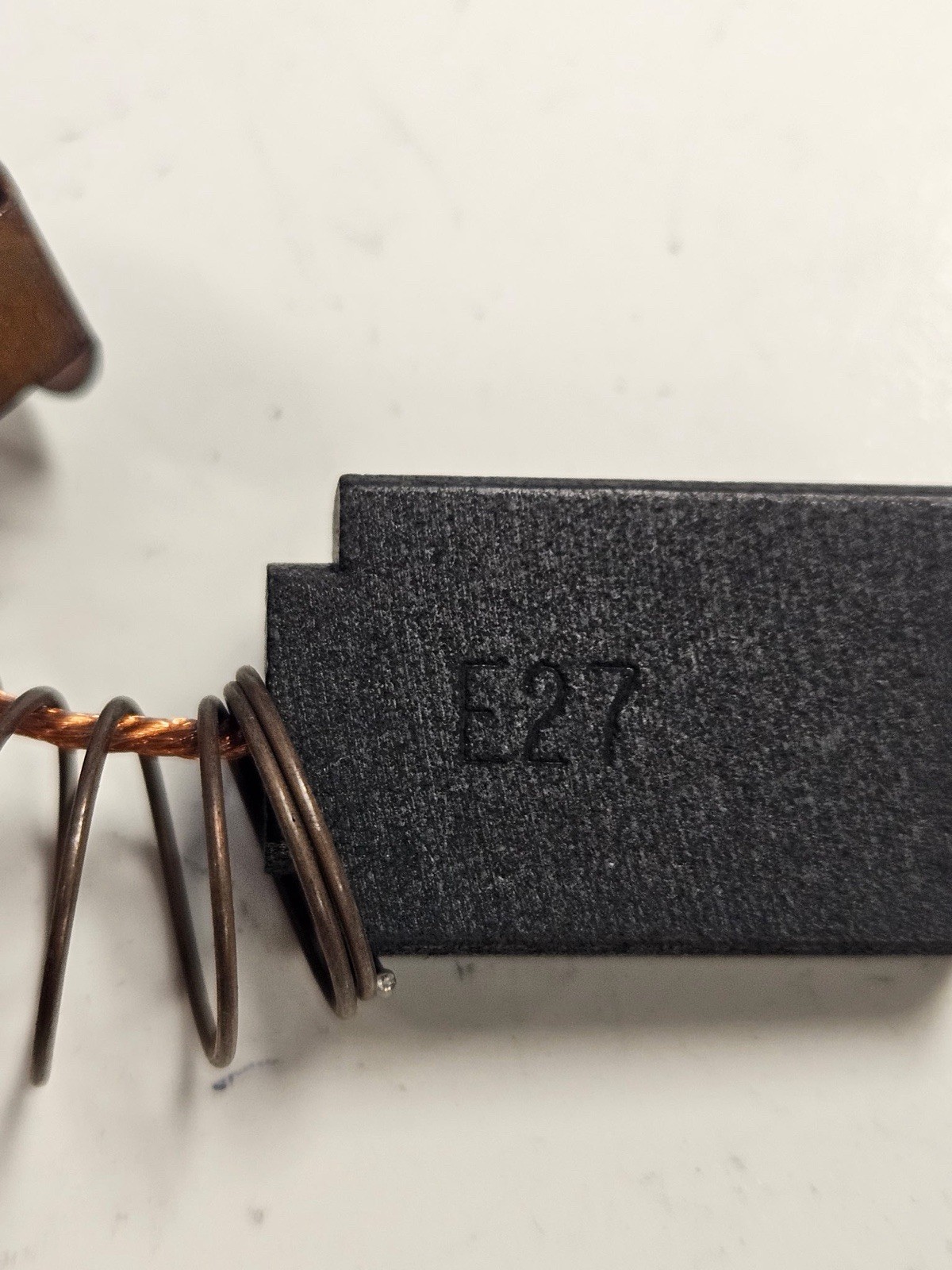 SET OF 2 NO NAME CARBON MOTOR BRUSH E27 5/8″ WIDTH 1/4″ THICK A28732