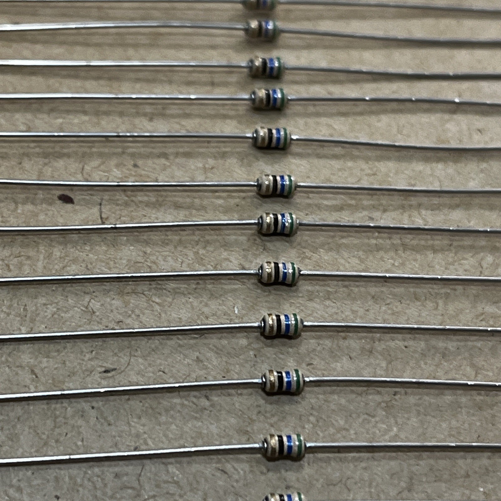 50PCS 560 Ohm 1/4W 10% Carbon-Film Resistors, KOA, Axial, Through-Hole