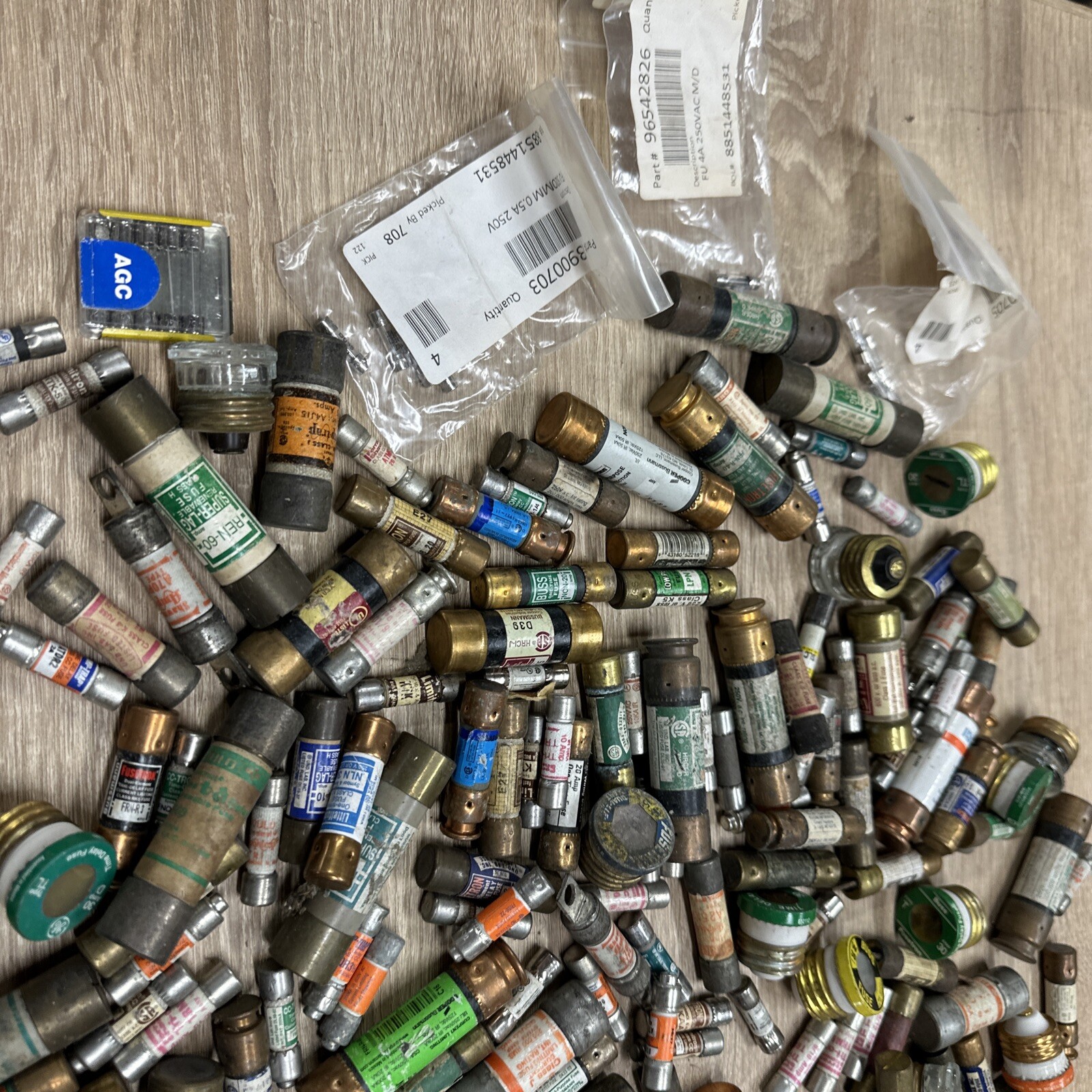 200 Random Mixed Fuses Lot Of 200