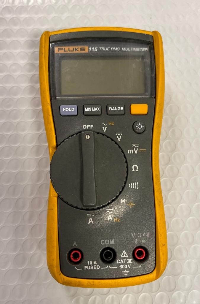 FLUKE 115 TRUE RMS MULTIMETER W/ LEADS- USED.