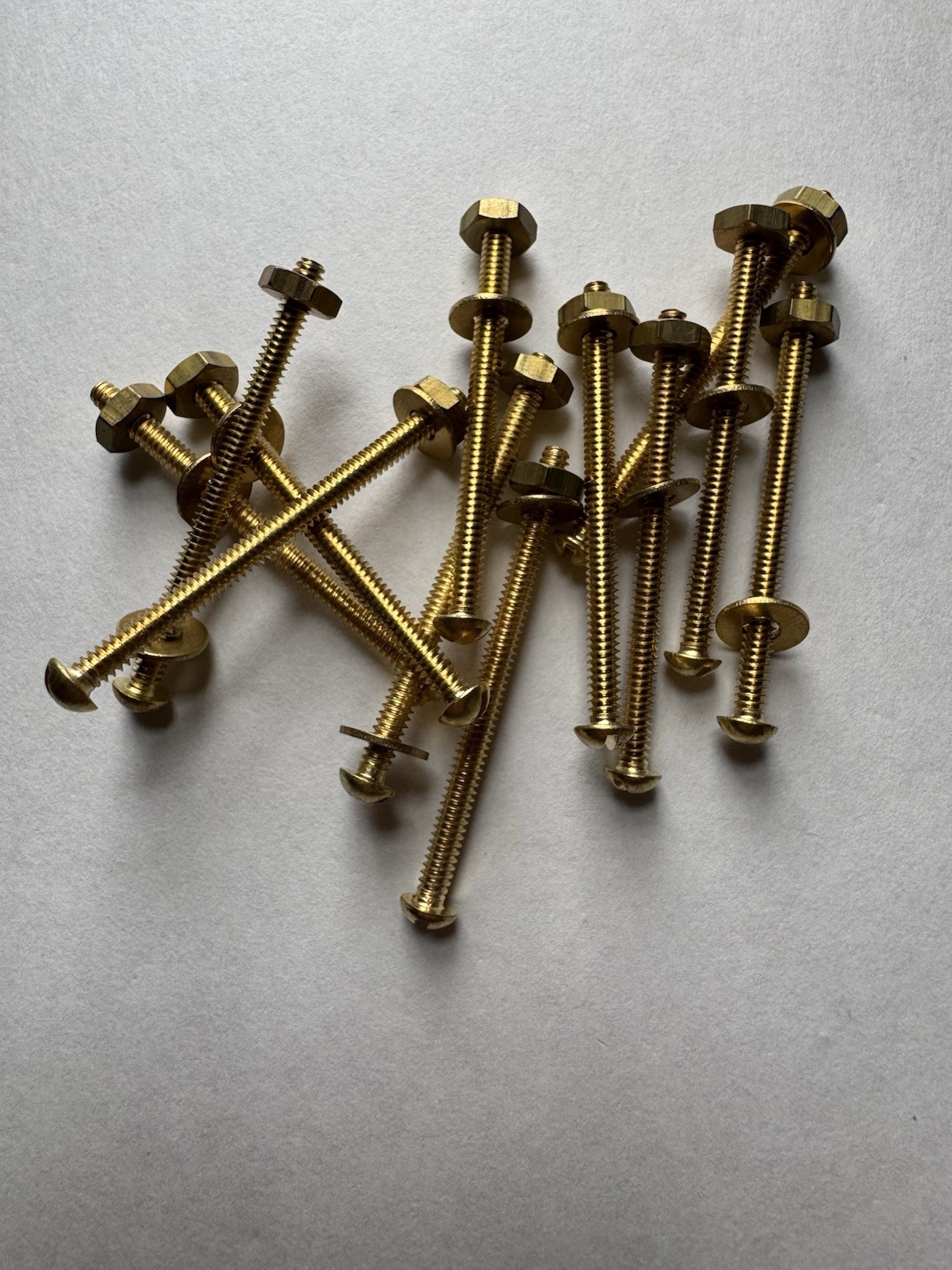 BRASS ROUND HEAD SLOTTED MACHINE SCREWS. 6/32 x 2” W/ F.W & NUTS. 12 PCS. NEW