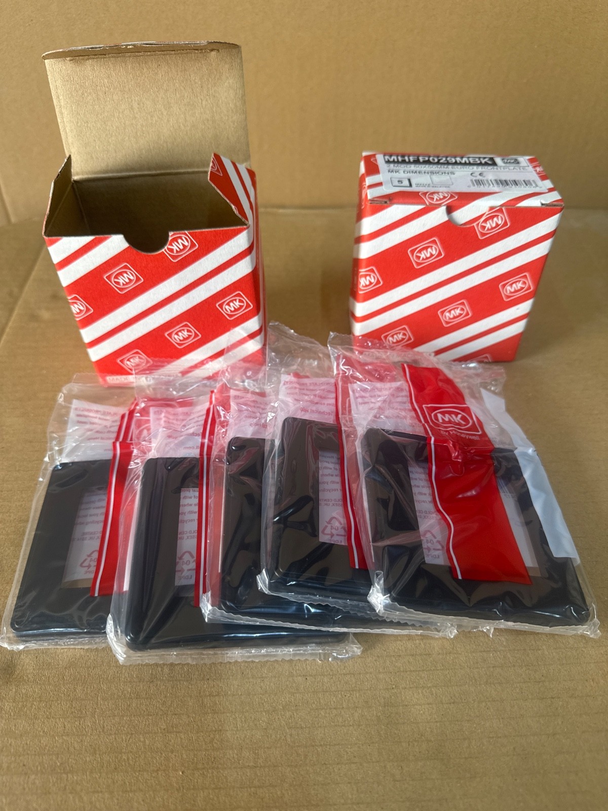 LOT 2 BOX MK MHFP029MBK 2 MOD 50X50MM EURO FRONTPLATE (1box=5PCs)