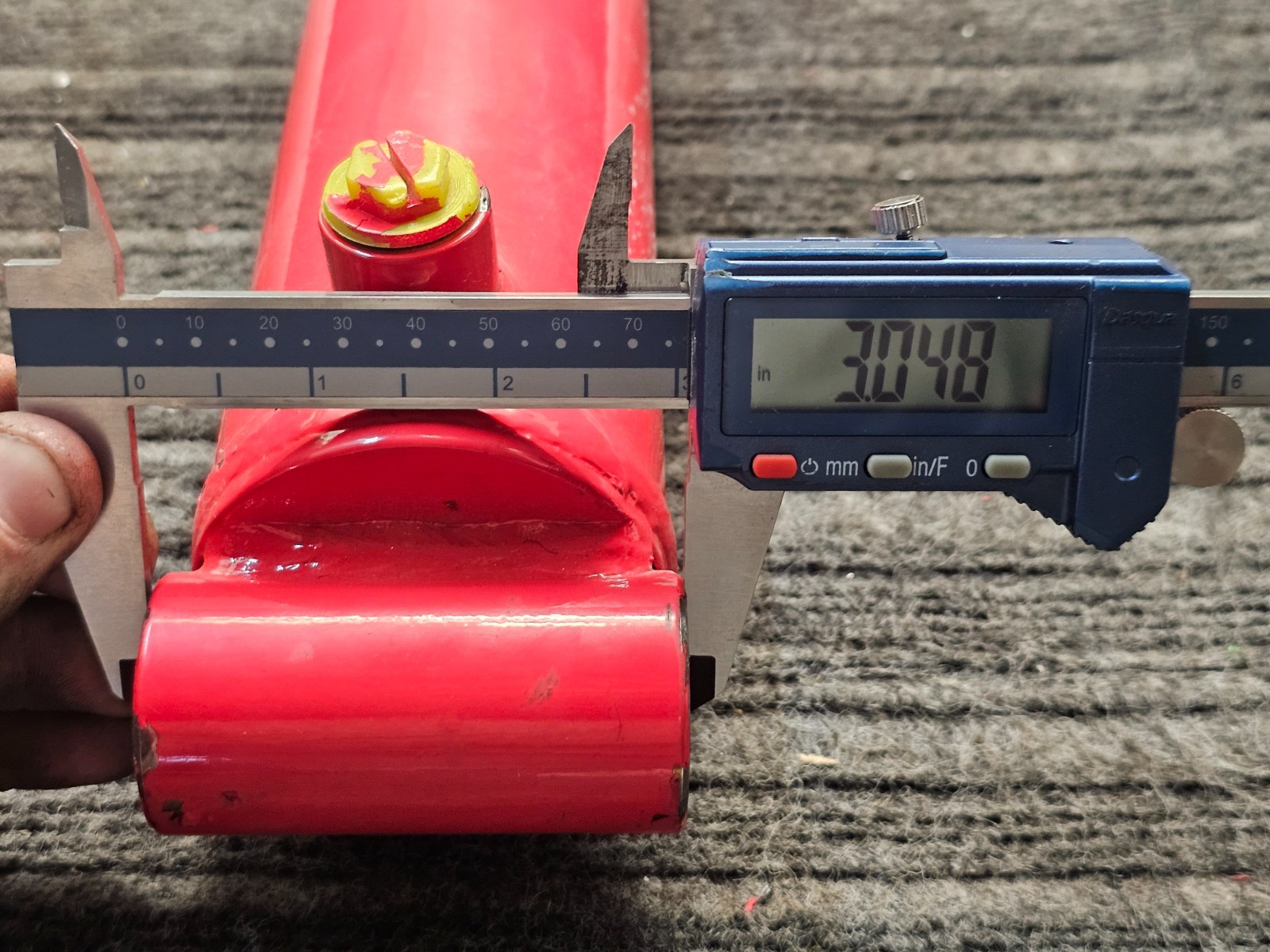 Hydraulic Welded Cylinder 2.89″ OD x 22″ Retracted Length x 1.26″ Rod