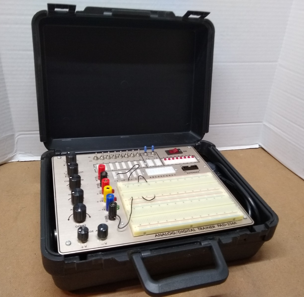 RSR Electronics PAD-234A Electronix Express Assembled Digital/Analog Trainer