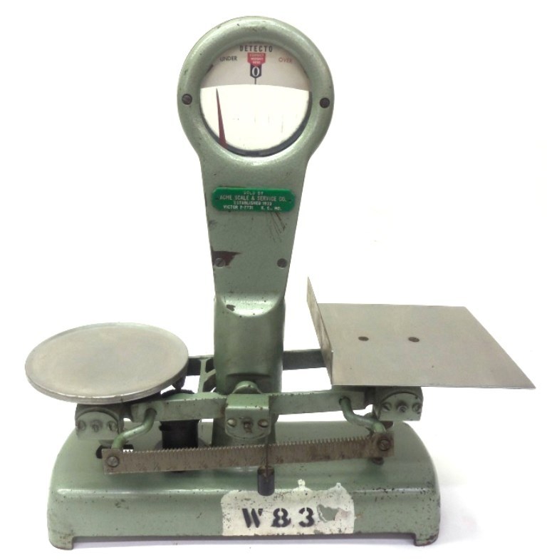 DETECTO-GRAM BALANCE SCALE, ESTABLISHED IN 1933, CAPACITY 3 LBS., 15″ L