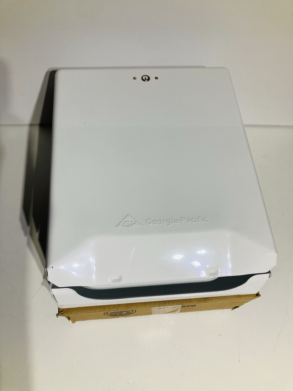 Georgia Pacific 56601 White Metal Paper Towel Dispenser New