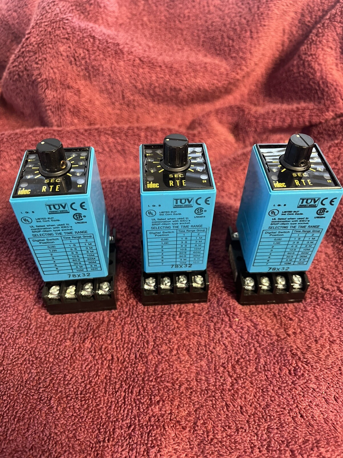 Idec RTE-P11 Electronic Multi Timer 120v With an Allen Bradley Socket 700-HN125