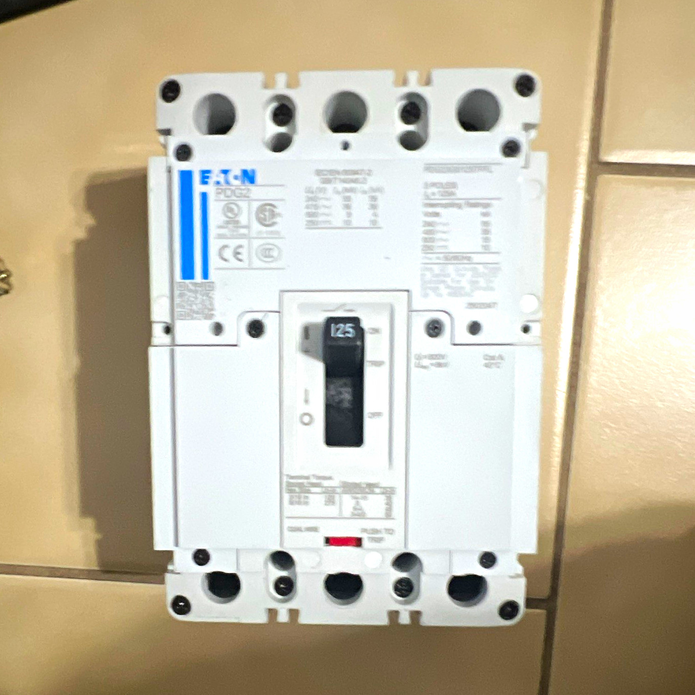 Eaton PDG2 Main Circuit Breaker 3-Pole 125A AC On/Off Trip Indicator