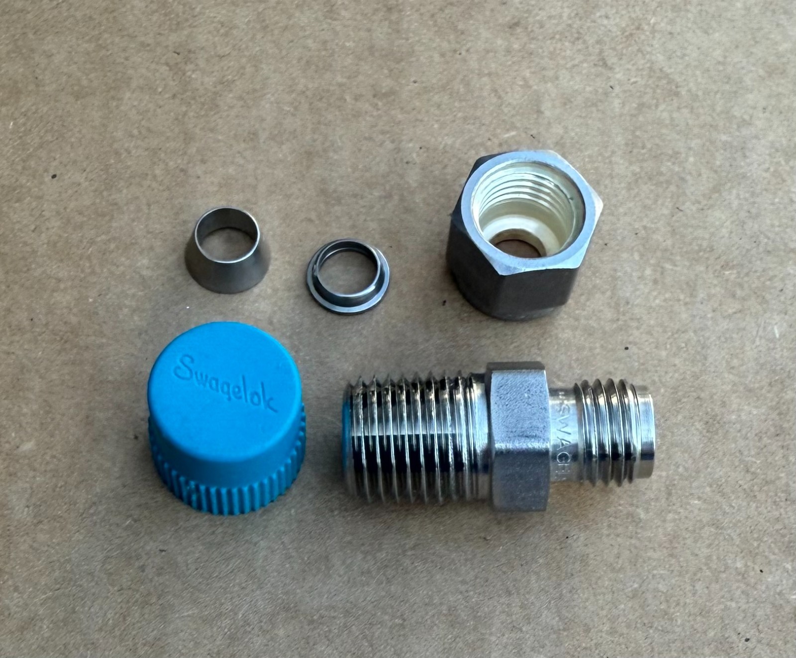 Swagelok Stainless Steel Connector Fitting 1/4″ Tube x 1/4″ M NPT SS-400-1-4 New