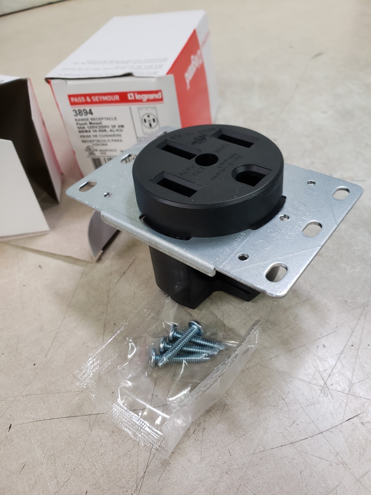Lot of 2 – Pass & Seymour Legrand 3894 Range Receptacle Flush Mount 50A 125/250V