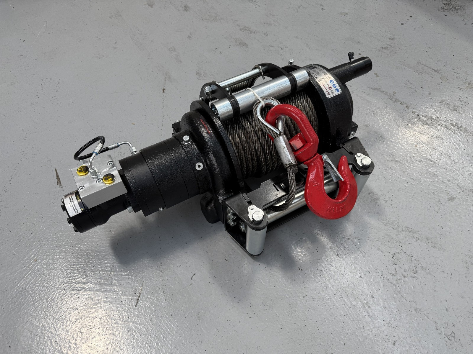 26.500 LBS Hydraulic Winch Including 82 ft Stell Rope and Hook