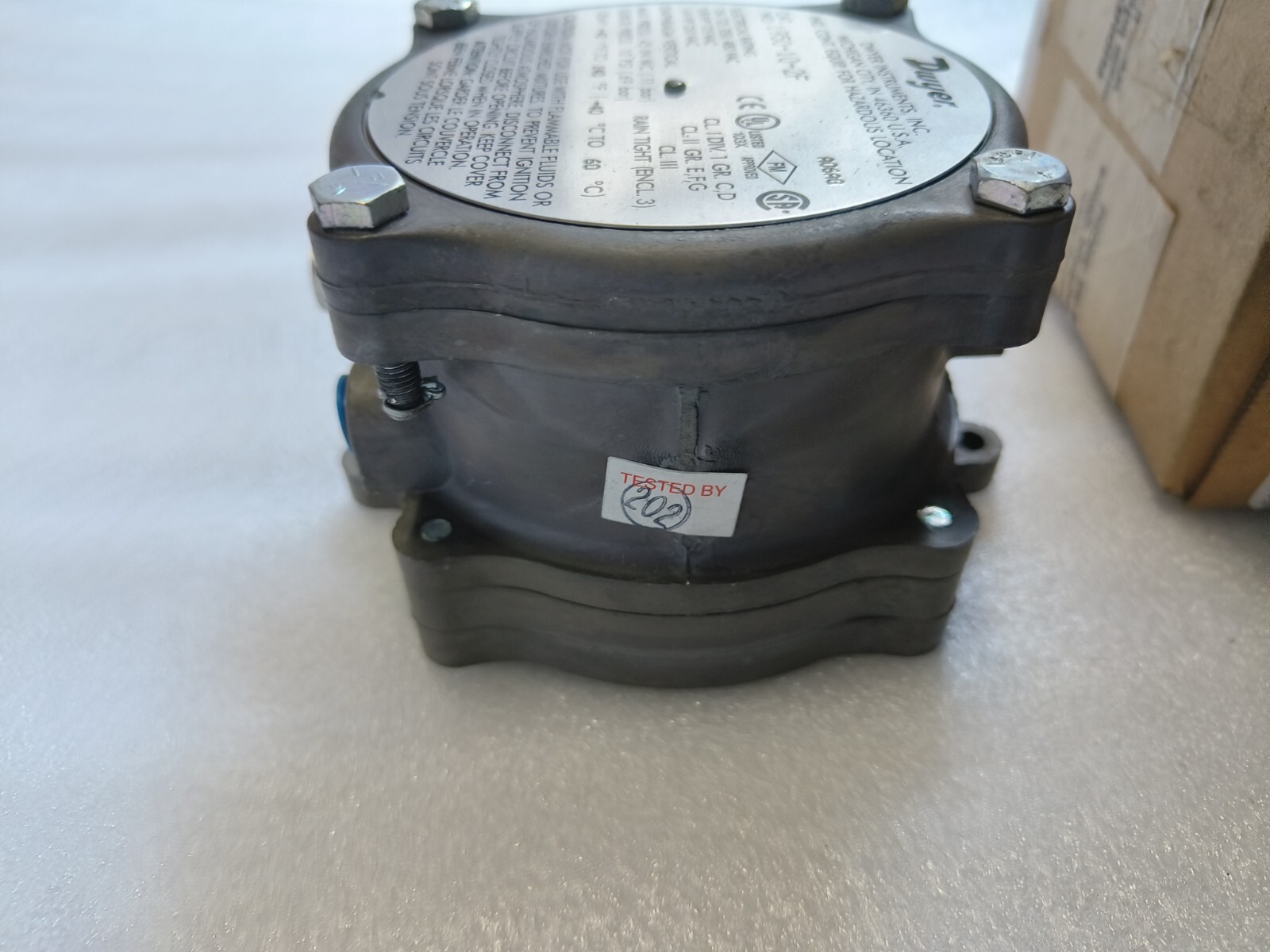 Dwyer 1950-10-2F Pressure Diffrential Switch EX free shipping