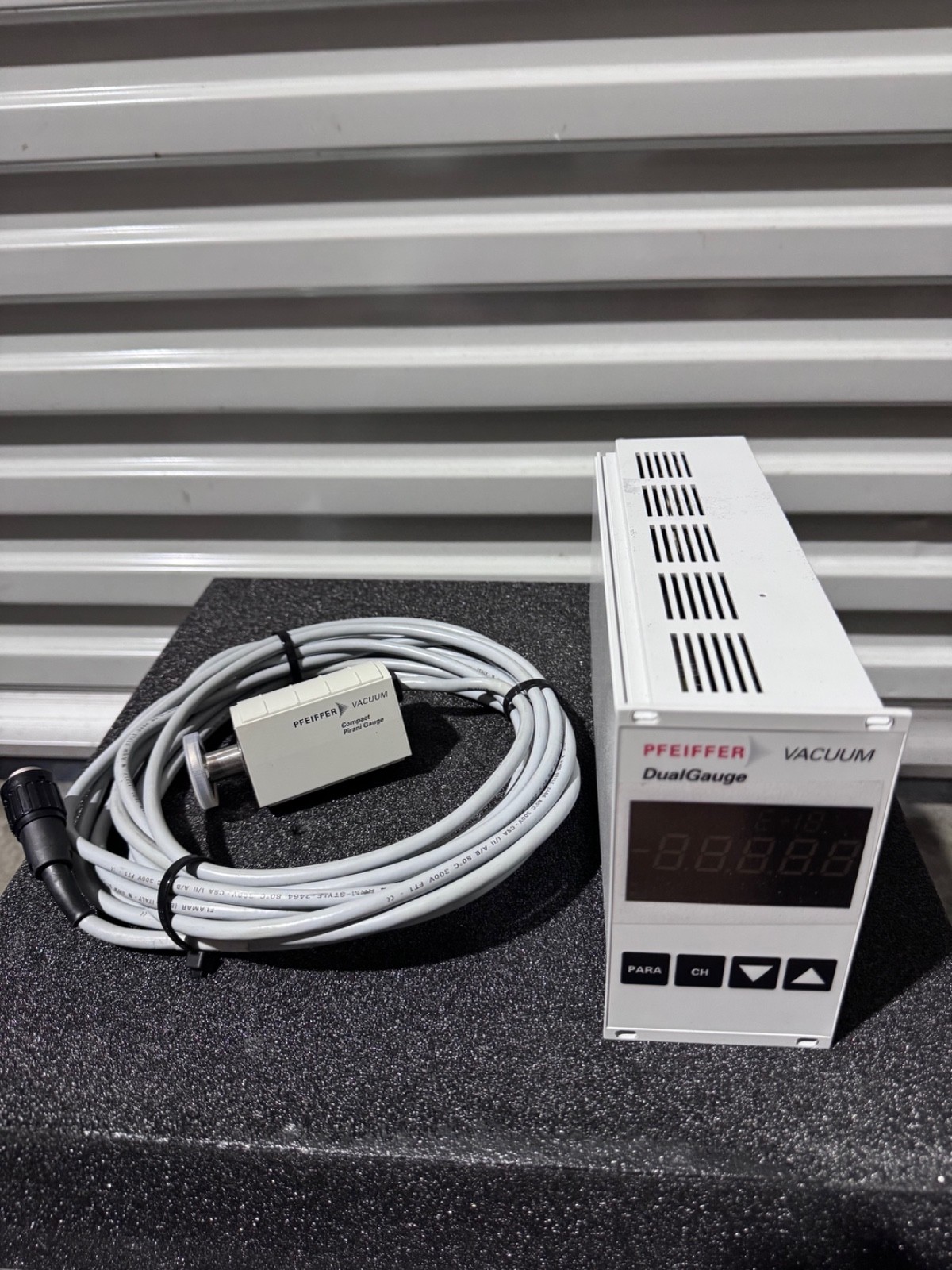 PFEIFFER TPG262 PTG28280 DUAL GAUGE with TPR265 Compact Pirani Gauge and cable