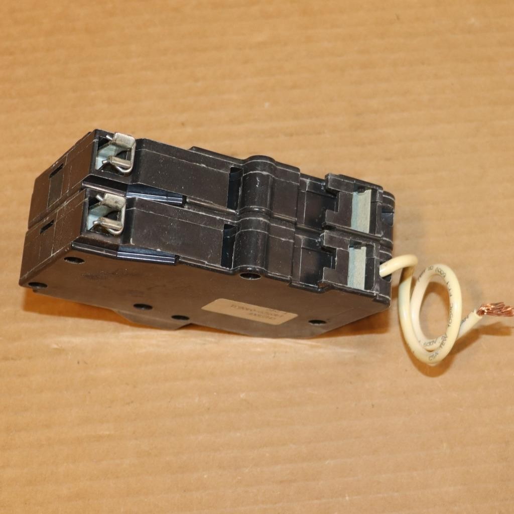 One Eaton Cutler Hammer CH230GF 2 Pole 30 Amp GFI Ground Fault Breaker BU#22