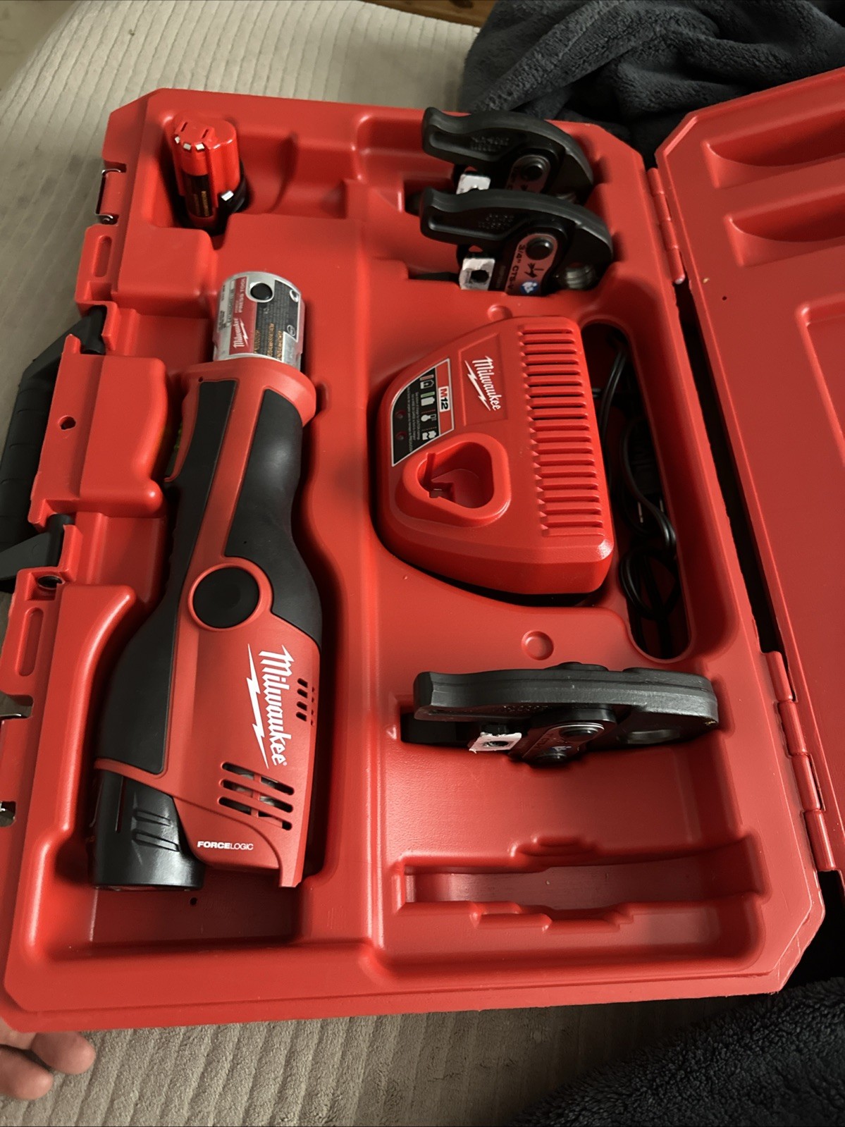 Milwaukee M12 FORCE LOGIC Press Tool Kit W/ 3 Jaws 1/2″ – 1″