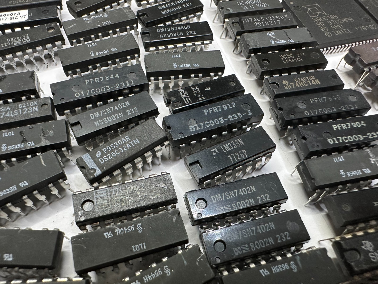 VINTAGE BIOS, FIRMWARE, EPROM ETC. IC Lot Of 190Pcs, AS-IS UNTESTED, Gold Scrap