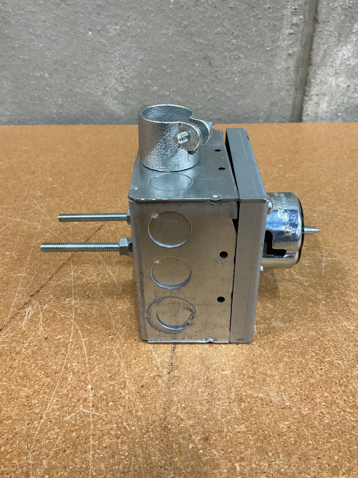Hubbell Twist-Lock Receptacle 50A 250V 3Ø CS8369 w/ Hubbell 7.3 CU IN Enclosure