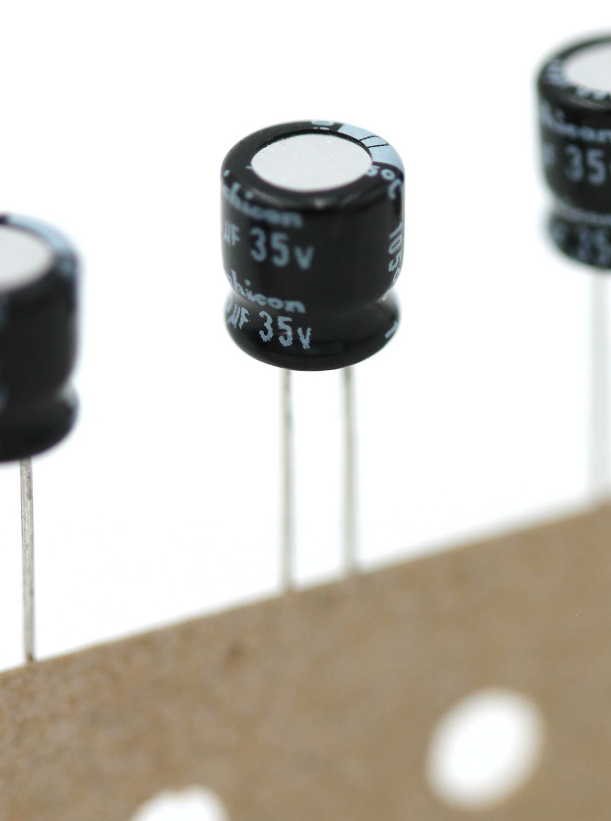 Nichicon 33uf 35V 105c Aluminum Electrolyitc Capacitors 6.3x7mm (10/25/100 Pack)