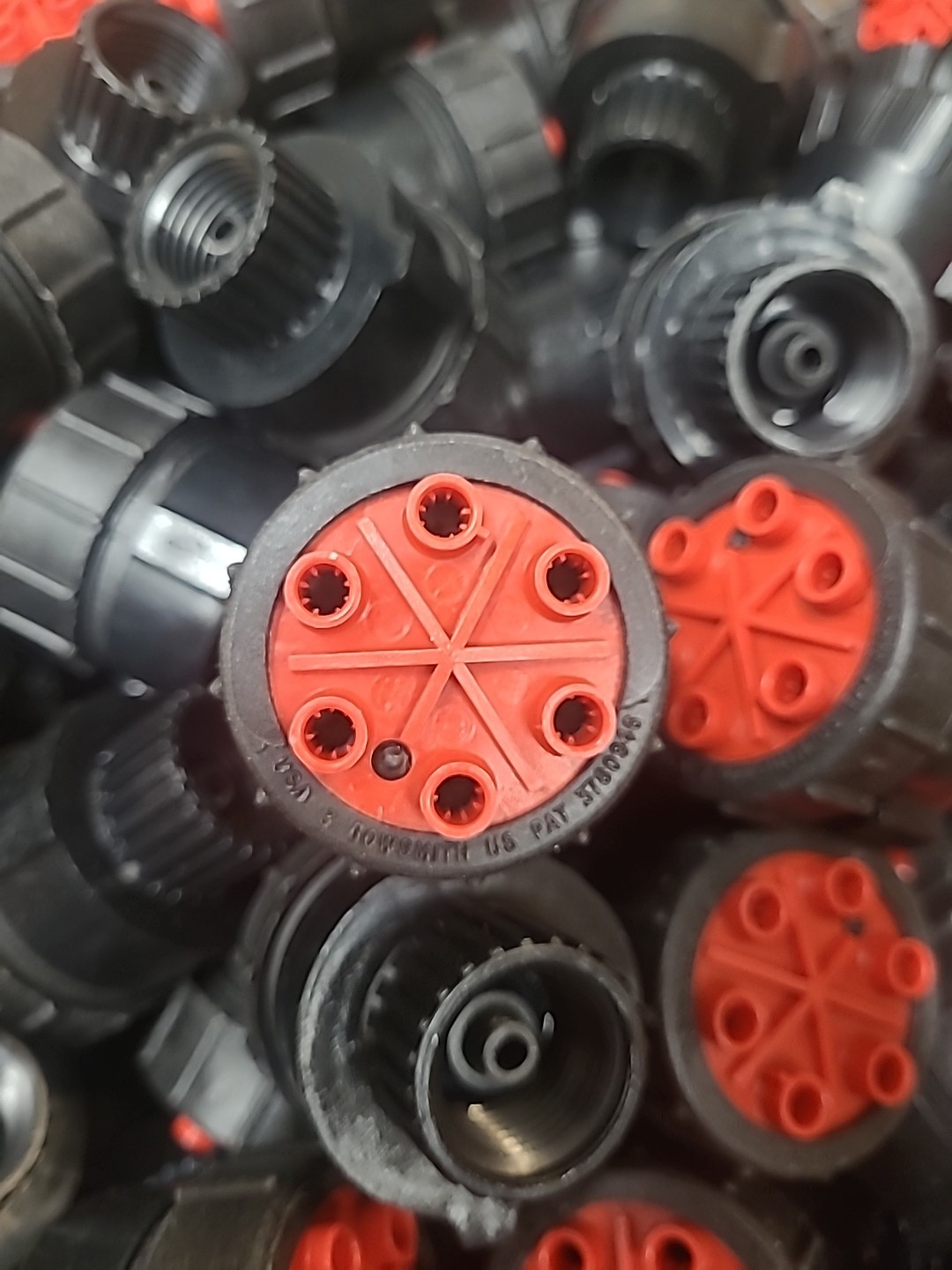 100 Pack Bowsmith 6 Outlet Emitter 2.0 GPH 1/2″ FIPT Inlet Red Cap 15 PSI