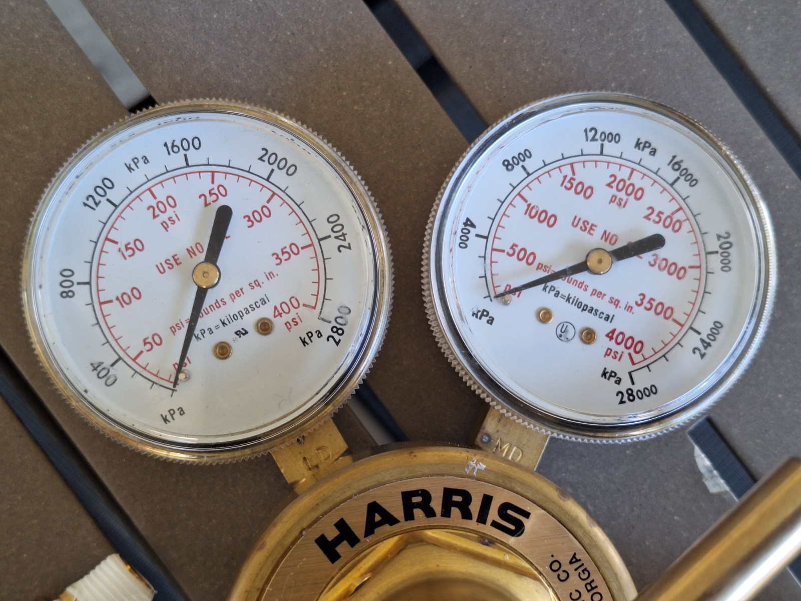 Harris 425 Single Stage Regulator AR HE N2 425-200-580 (3000773) NEW, Open Box
