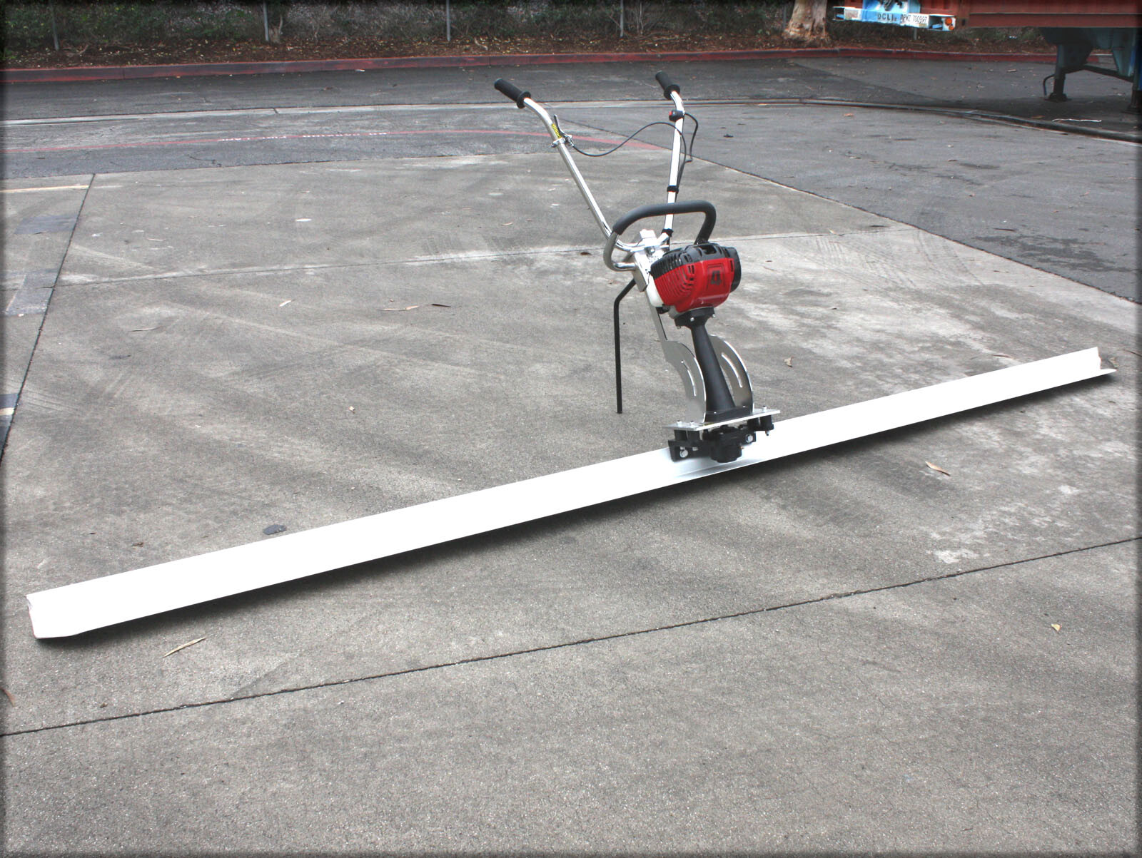 4 Stroke Concrete Surface Leveling Vibratory Screed & 7.5′ Aluminum Tamper Blade
