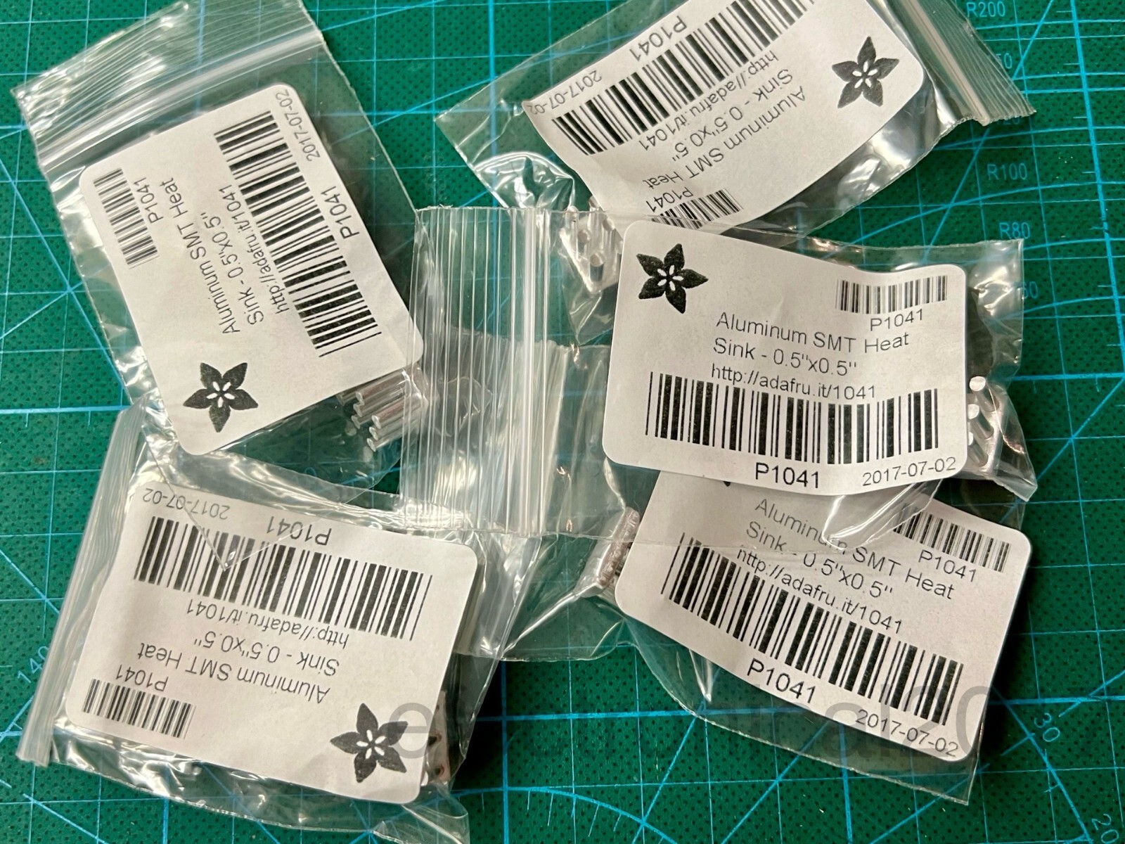 Lot of 10pcs Adafruit Aluminum SMD/SMT Heat Sinks, 0.5 x 0.5in [12.7mm], 1/2″