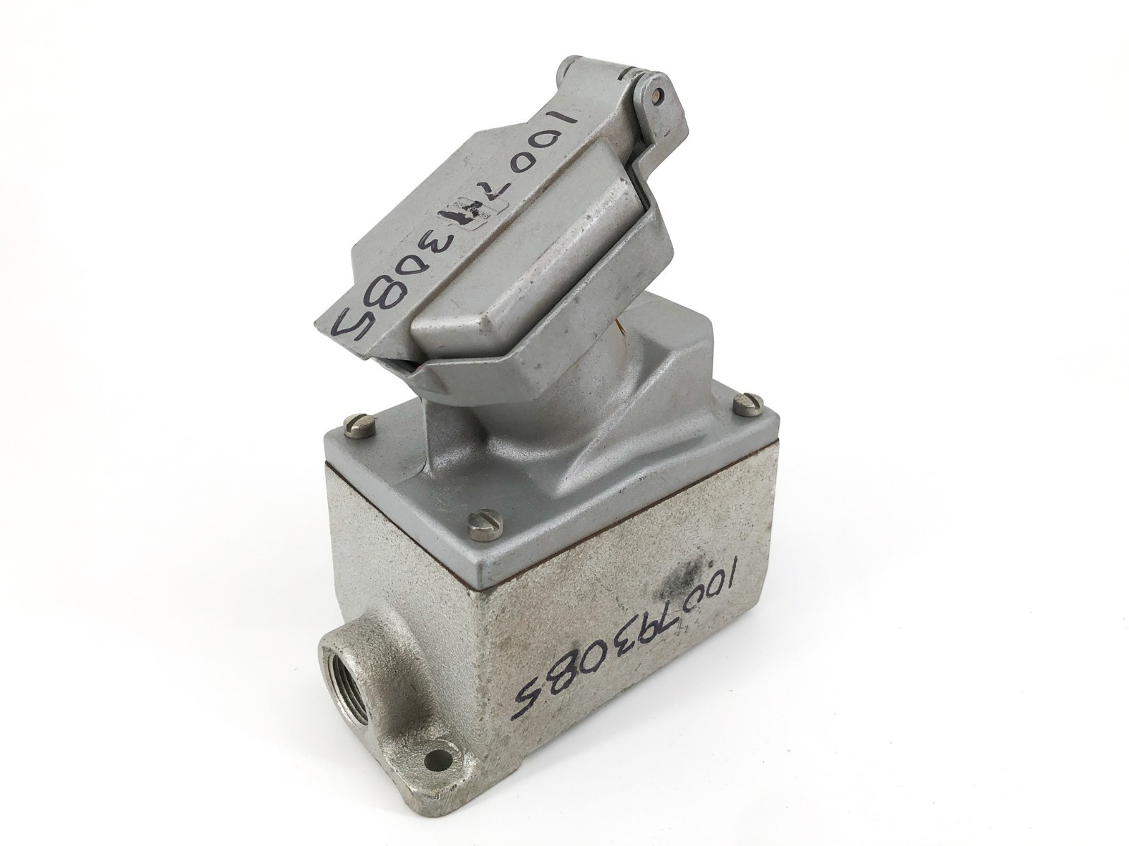 New Crouse Hinds ENRC21201 Explosion Proof Receptacle 20A 125VAC – No Box