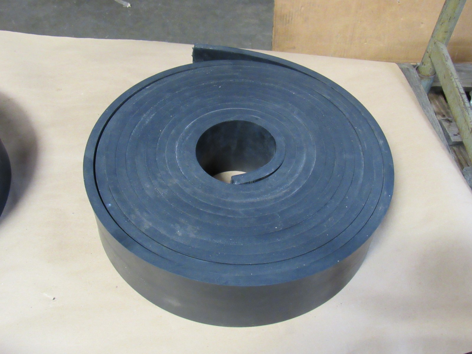 NEW NO NAME BLACK RUBBER NEOPRENE BELT BELTING ROLL 30′ FT 4″W 1/2″TH