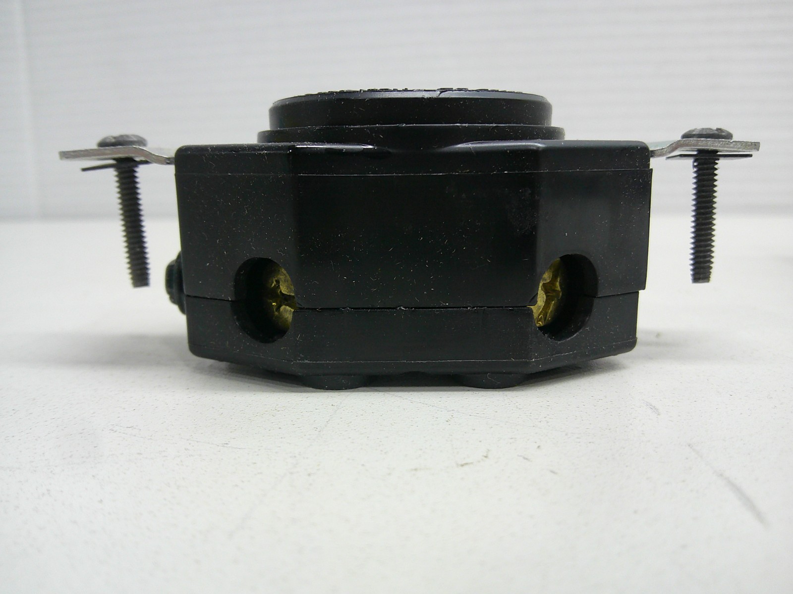 NEW Leviton 2810 Locking Flush Mount Receptacle 30A 120/208V L21-30R