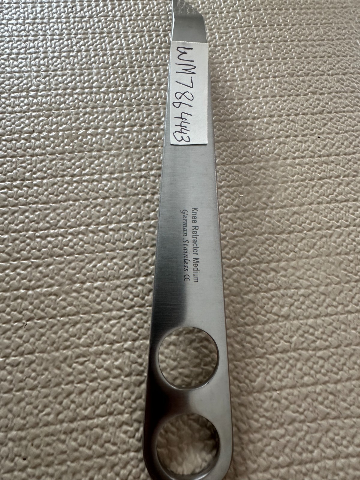 WM7864443–HOHMANN KNEE RETRACTOR MEDIUM 45 ANGLED Overall Length: 9.125″