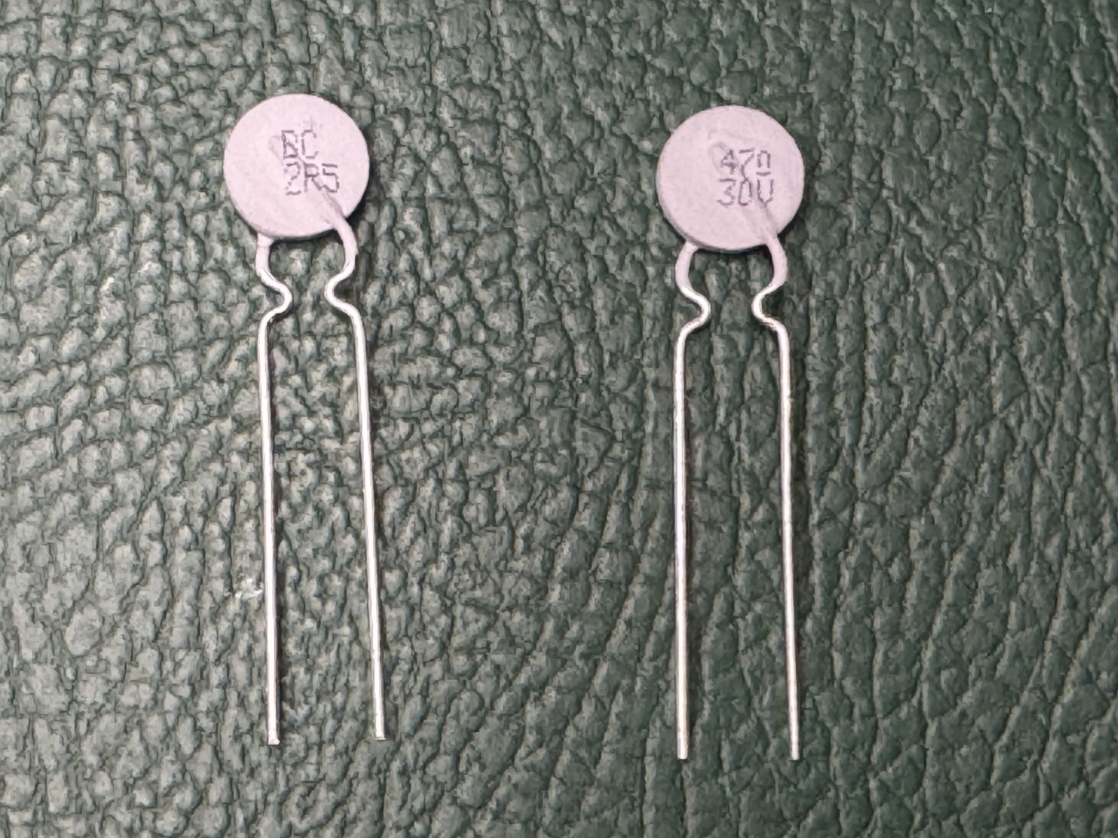 250 PCS PTCCL09H471DBE VISHAY PTC Thermistor 30V 2.5 Ohm R25 Dm=8.5mm Int 470mA