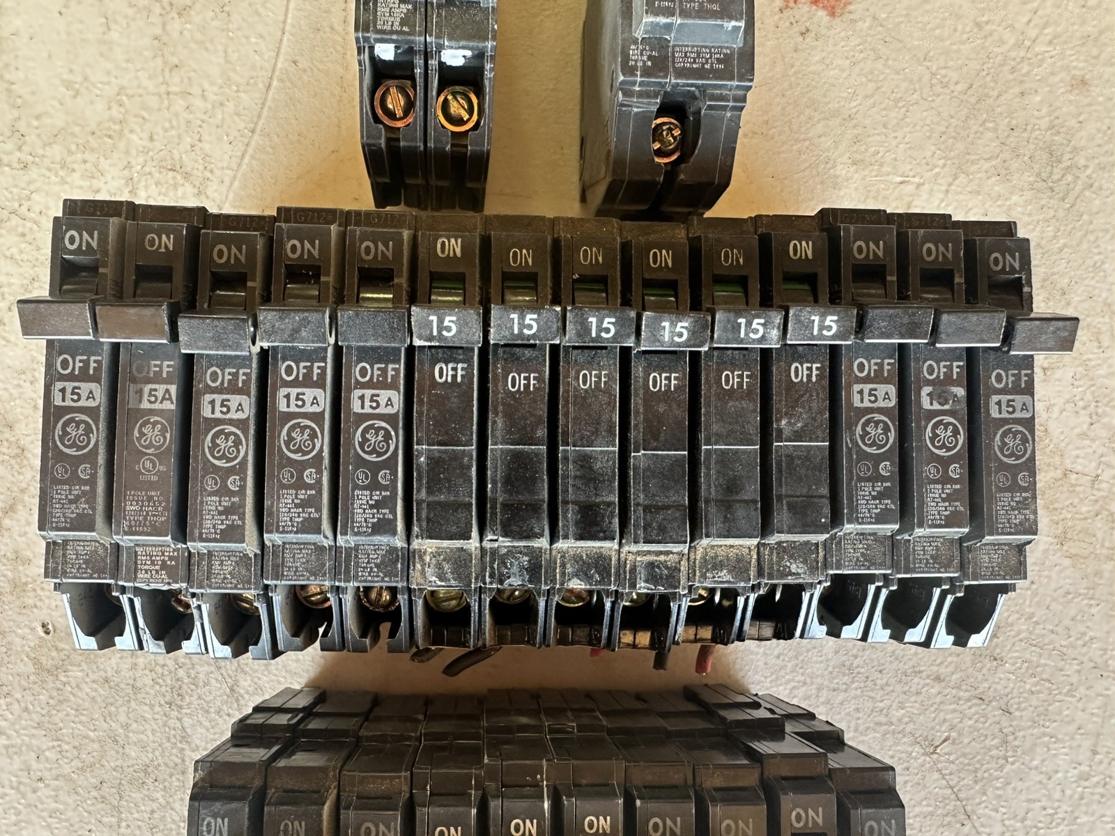 LOT OF 26* GE Thin Q-Line 15 & 20 Amp 1-Pole Circuit Breaker THQP115 P120