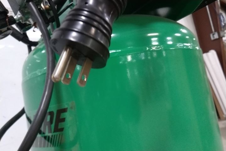 Speedaire 48UY04 2 Output HP 120VAC; 240VAC 30 Gal Tank Portable Air Compressor