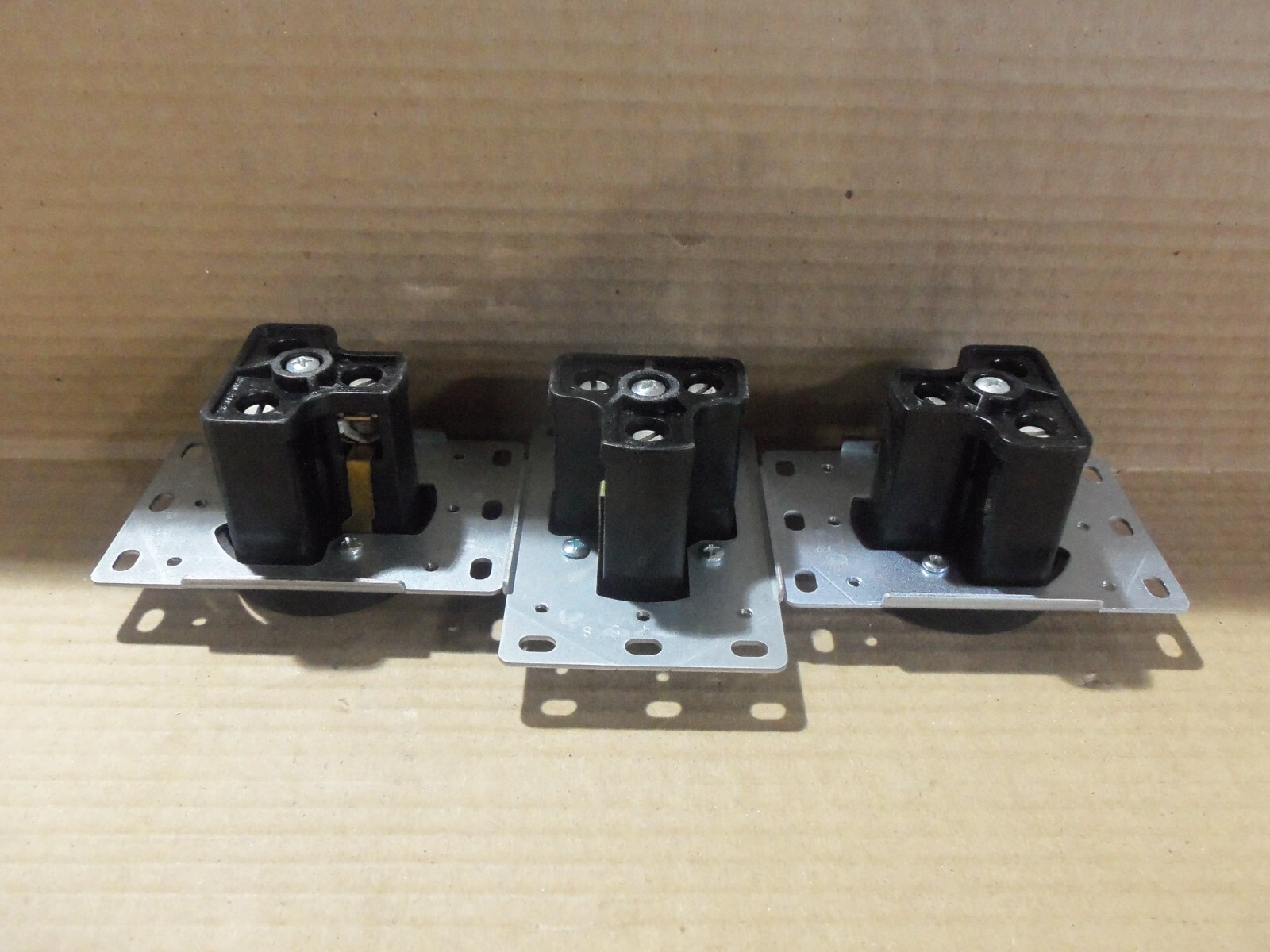 NEW LOT OF 3 LEGRAND 3801 POWER OUTLET 30 AMP 250V FLUSH MOUNT 2P3W 75­° C