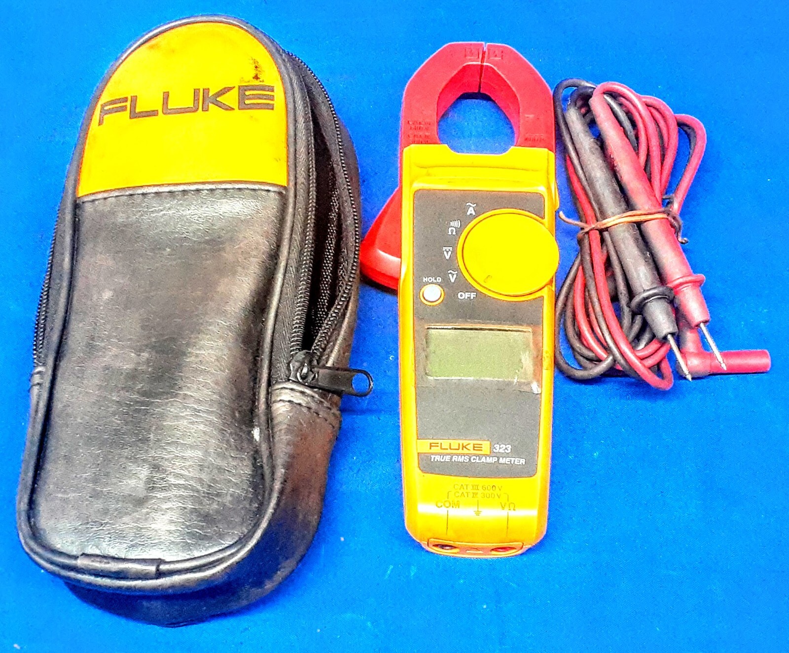 FLUKE 323 TRUE RMS CLAMP METER W/ CASE 600V 400A