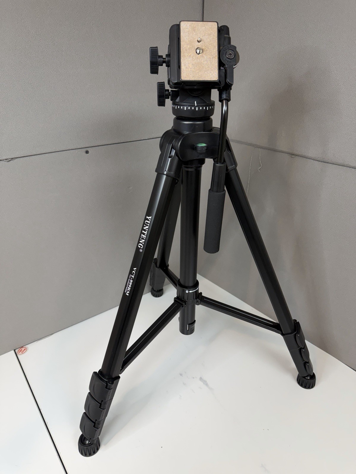 YUNTENG VCT-999 Extendable Steady Tripod Brand New in Box Free Shipping