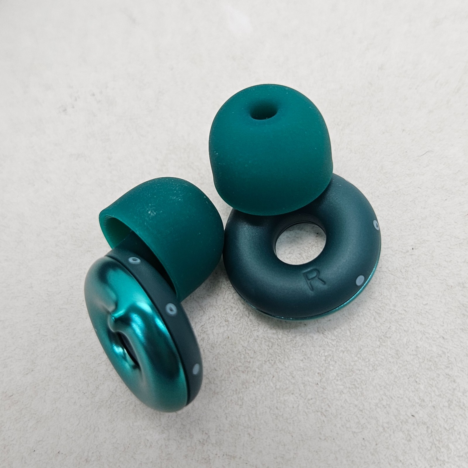 Loop Switch 2 Adjustable Ear Plugs 3 Noise Relief Modes 20-26 dB (SNR) Reduction