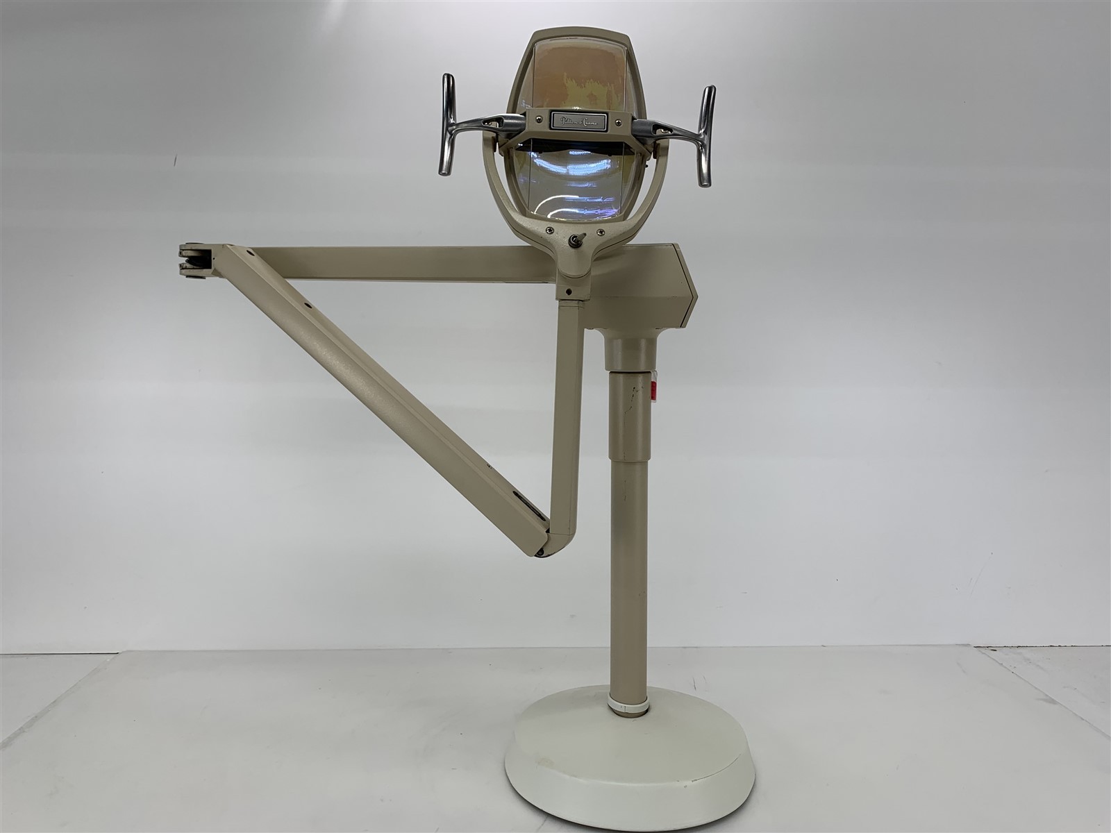 Pelton & Crane LFC II Dental Light – Beige