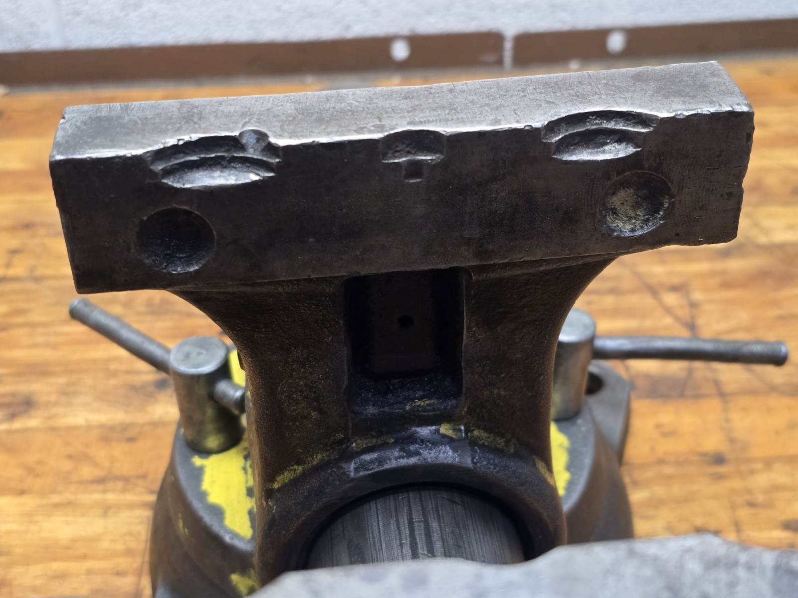 Wilton Tradesman Bullet 1760 6″ Jaw Bench Vise Swivel Base 66 Pounds