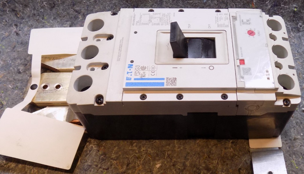 Eaton PDG33M0600FNNN Breaker w/ PDG3XTFA3H400 (400A) trip unit & MB hardware kit