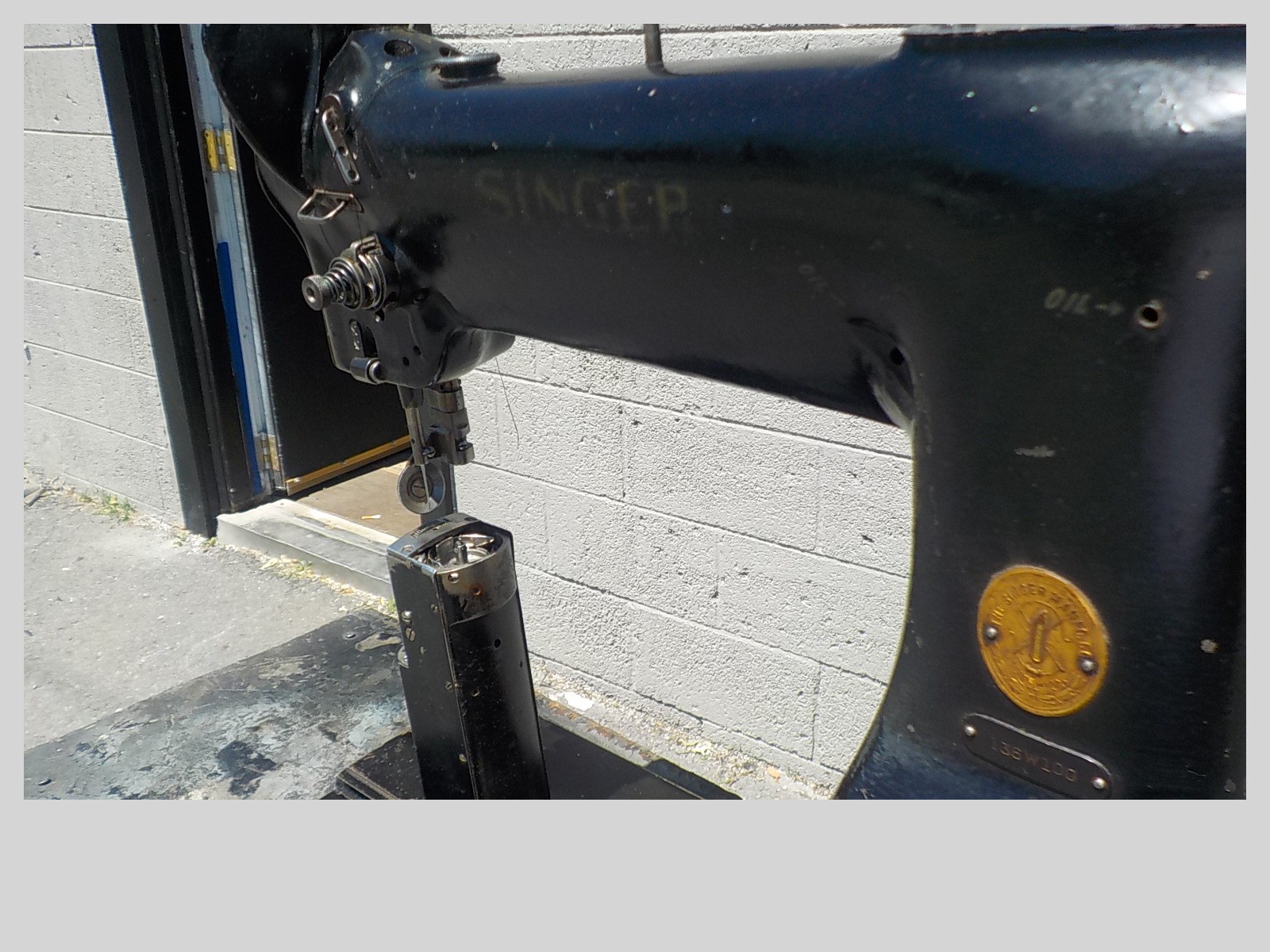 Industrial Sewing Machine Singer 138w100,Post,roller feed, Leather