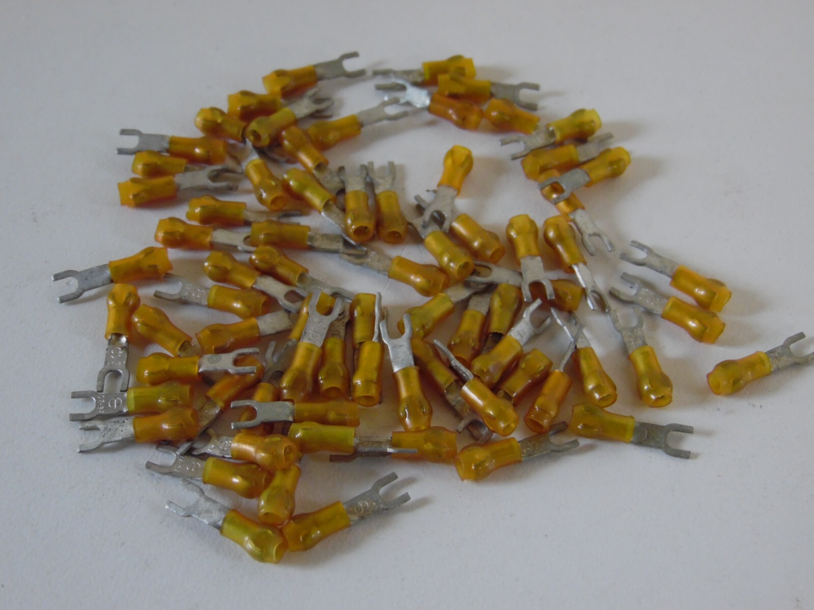 50 count burndy 26-20 awg insulated fork spade terminal connector 2-3 stud