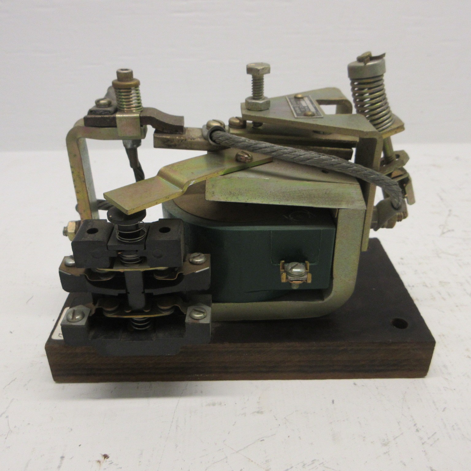 General Electric IC2800 A501AB23C DC Contactor 100 Amp 600V GE 100A 120 VDC Coil
