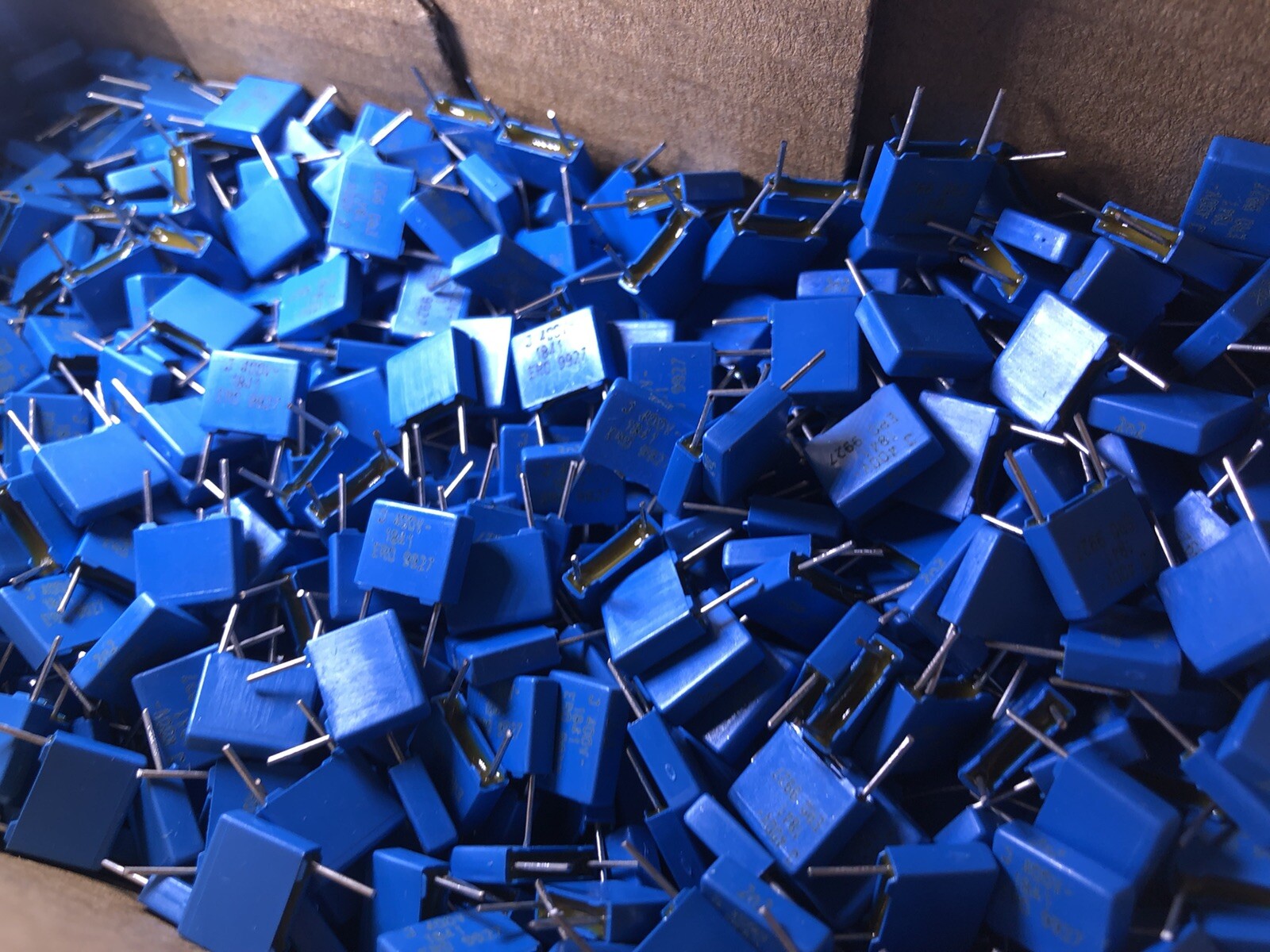LOT OF 100 – Vishay .0022uf (0.0022uf, 2200pf, 2.2nf) 400v 5% Film Capacitors