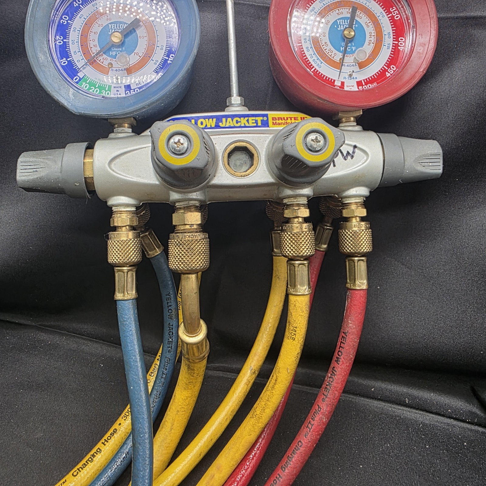 Yellow Jacket Brute II HVAC Manifold Gauge Set R134a R404A R407C w/ Hoses USA