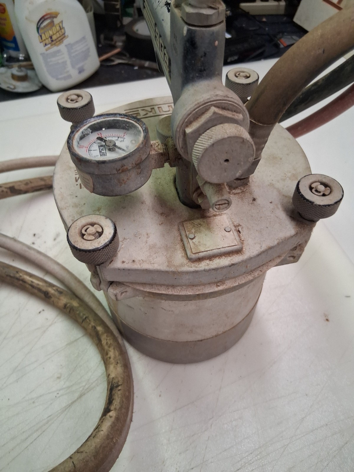 BINKS SG2 PRESSURE POT SPRAYER 2 QUART 80-350 WITH BINKS 2001 SPRAYER AND HOSES
