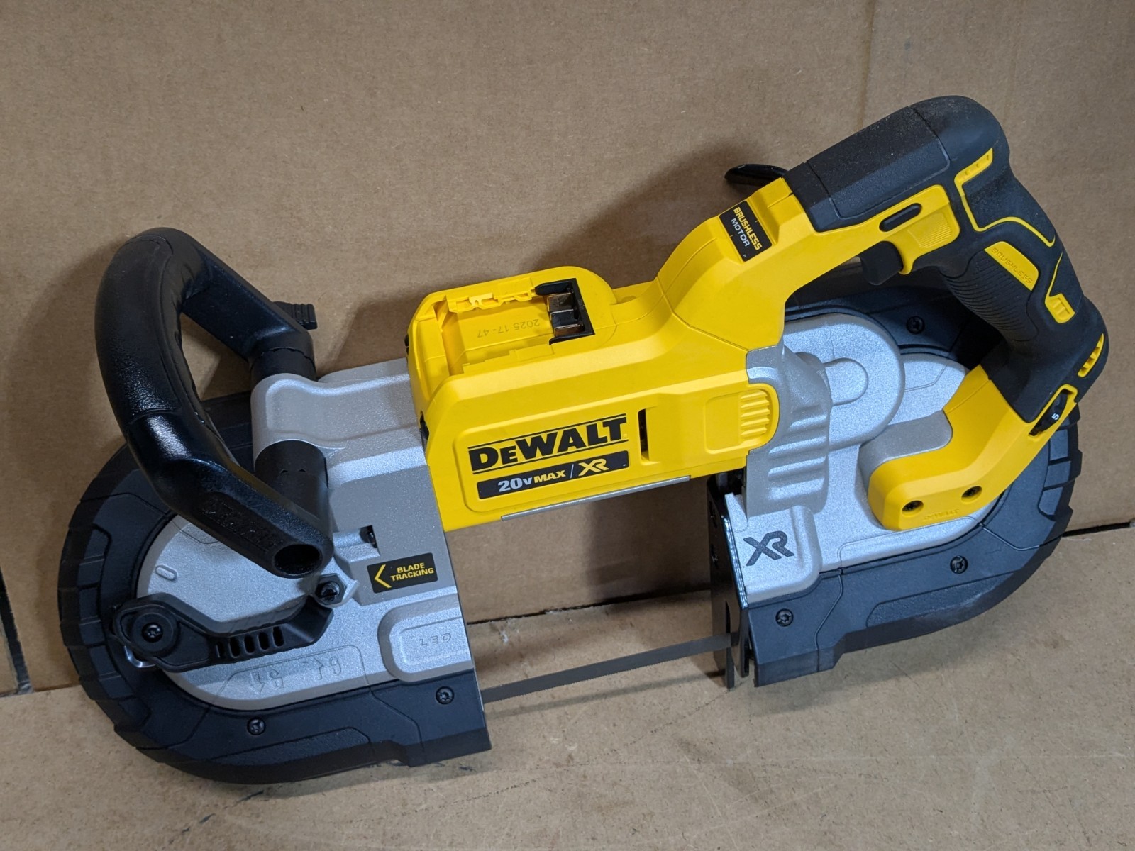 Dewalt 20V MAX Cordless Deep Cut Bandsaw 490 SFPM 5″ x 4-3/4″ Capacity DCS374